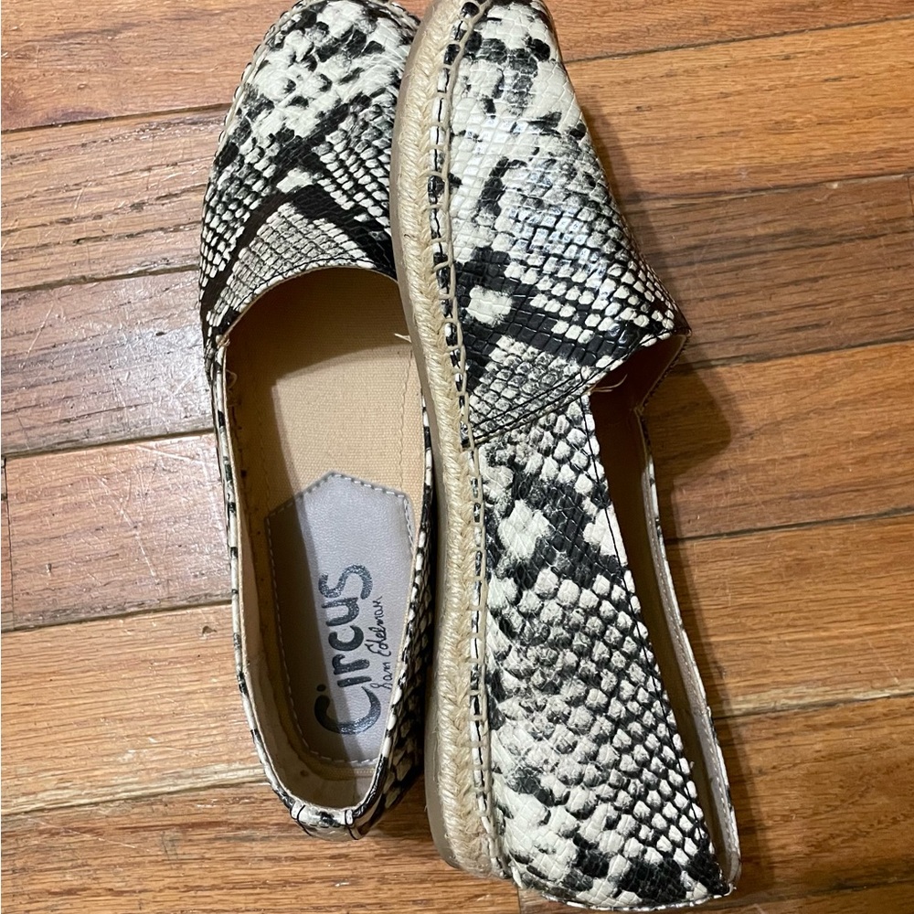 Circus by Sam Edelman Black and White Snake Print Flats women’s 8.5 medium - Picture 2 of 6